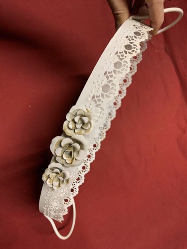 Vassoio In metallo bianco ovale, lavorato con rose decorate applicate - Foto 4 di 7