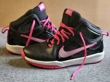 Nike Team Hustle D6 7Y - Girls Basketball Shoes - Black/White/Pink Foil/Silver