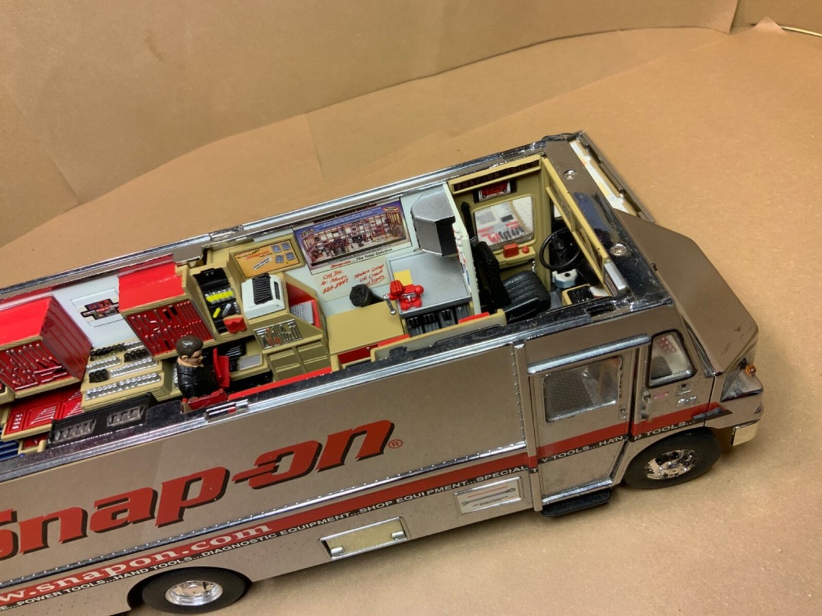 1:32 crown Premiums Snap-on MT Freighliner chrome tool 1:32 crown Premiums Snap-on MT Freighliner chrome tool