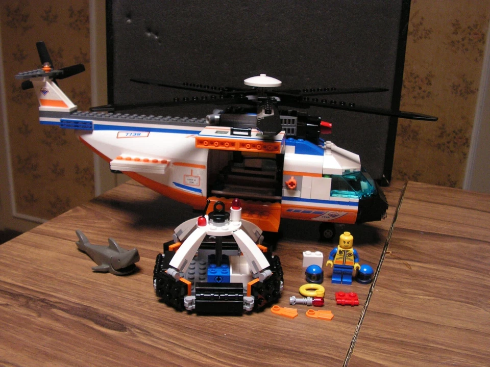 LEGO City 7738 Coast Guard Helicopter and Life Raft, photo 1 sur 5