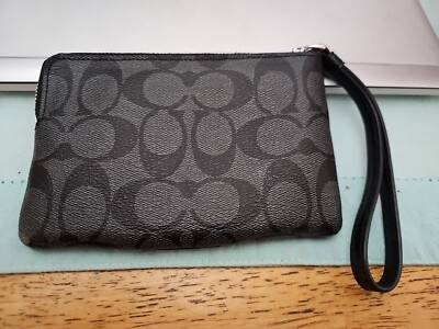 Coach - Corner Zip Wristlet: SV/Black Smoke/Black Signature PVS 