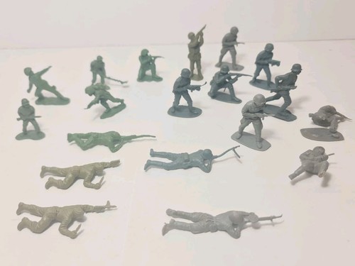 19x Vintage verschiedene Spielzeugsoldaten aus massivem Kunststoff