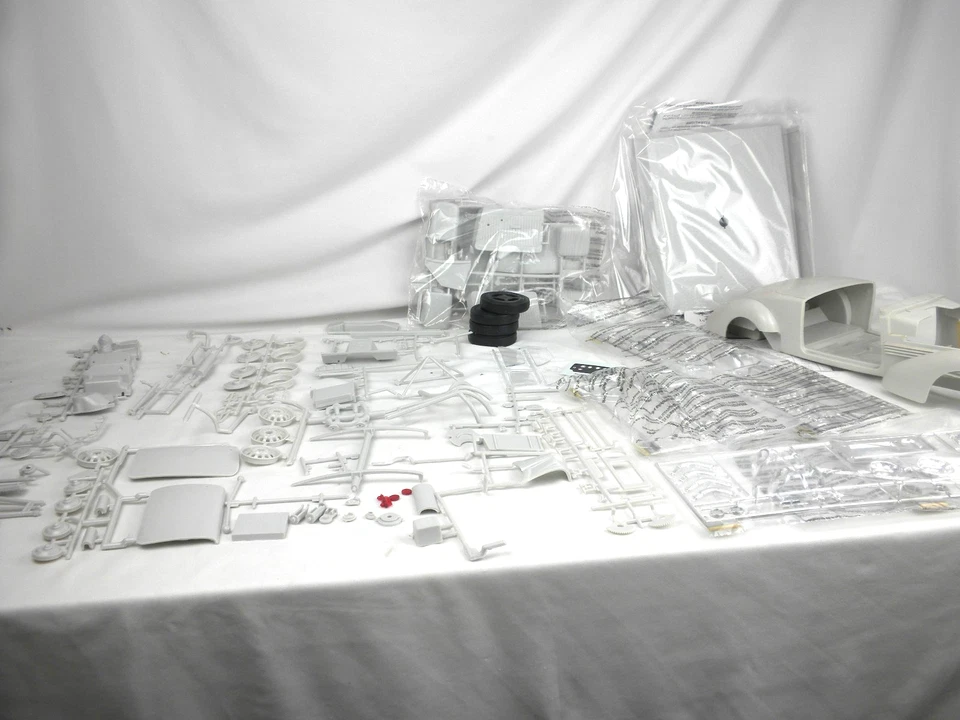 AMT 1937 Cord 812 S/C Classic Masterpiece 1/12 Model Kit # 8127 - Started - Image 3 of 4