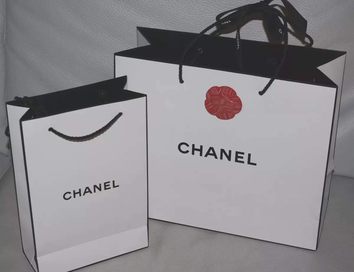 CHANEL 2 SUPERBES SAC SHOPPING CARTON AVEC CAMELIA NOEL 2021