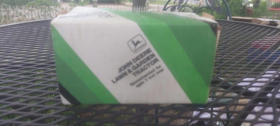 VINTAGE ERTL JOHN DEERE LAWN AND GARDEN MOWER WITH DECK 1/16 - Image 4 of 4