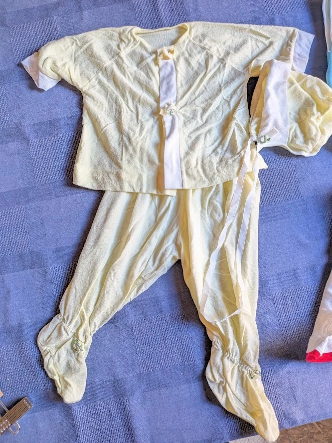 Lote De Ropa De Bebé De Colección Amarillo Y Blanco Gorro Infantil Conejito Traje De Baño Muñeca Foto 2 de 4