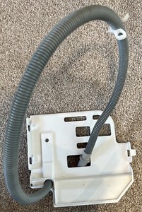 Grundig GTN38250MGCW Wärmepumpe Trocknerpumpe zu Wassertankschlauch 39601810H