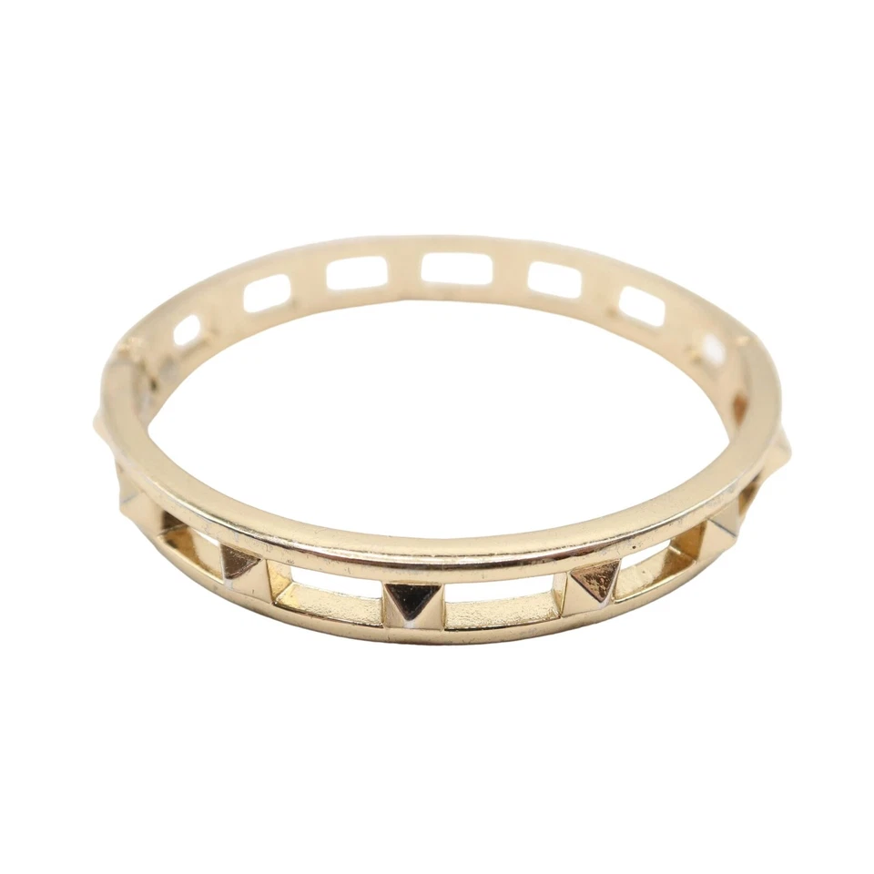 PREMIER DESIGNS Brazalete con bisagras con abrazadera abierta con pasador piramidal tono dorado Foto 3 de 4