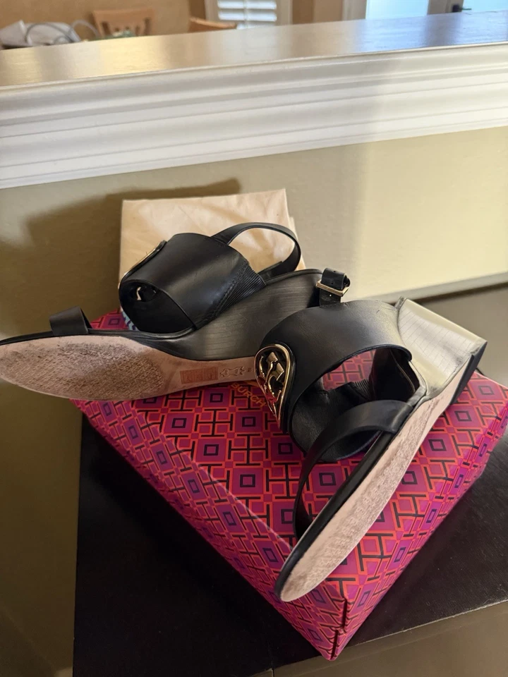 Sandalias para mujer Tory Burch talla 8 cuero negro dorado logotipo correa para el tobillo Foto 2 de 4