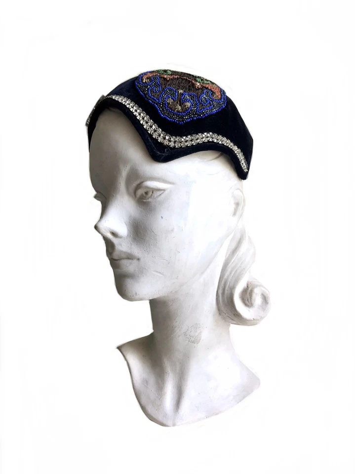 Sombrero vintage de terciopelo con cuentas de los años 50: gorra adornada con diamantes de imitación Foto 2 de 4