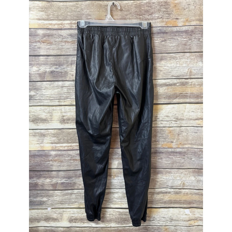 Pantalones de chándal Joe's veganos de cuero sintético tiro alto negros Foto 3 de 4