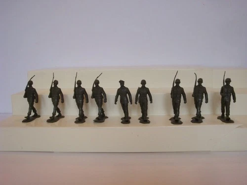 Marx 1950's / 60's Battleground  / Comp Matched Set of 9 Marching GI's / Green