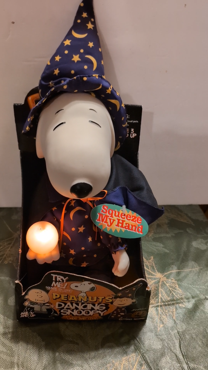 Vintage 1997 Wizard Dancing SNOOPY Halloween-Squeeze hand for