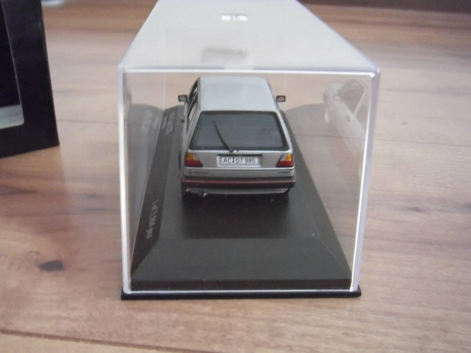 Coche diecast Minichamps VW Golf GTI plateado 1/43 Foto 4 de 4
