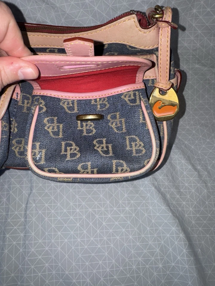 Dooney & Bourke Y2K Azul Denim Banana Doble Bolsillo Hombro, Ribete Cuero Rosa Foto 4 de 4
