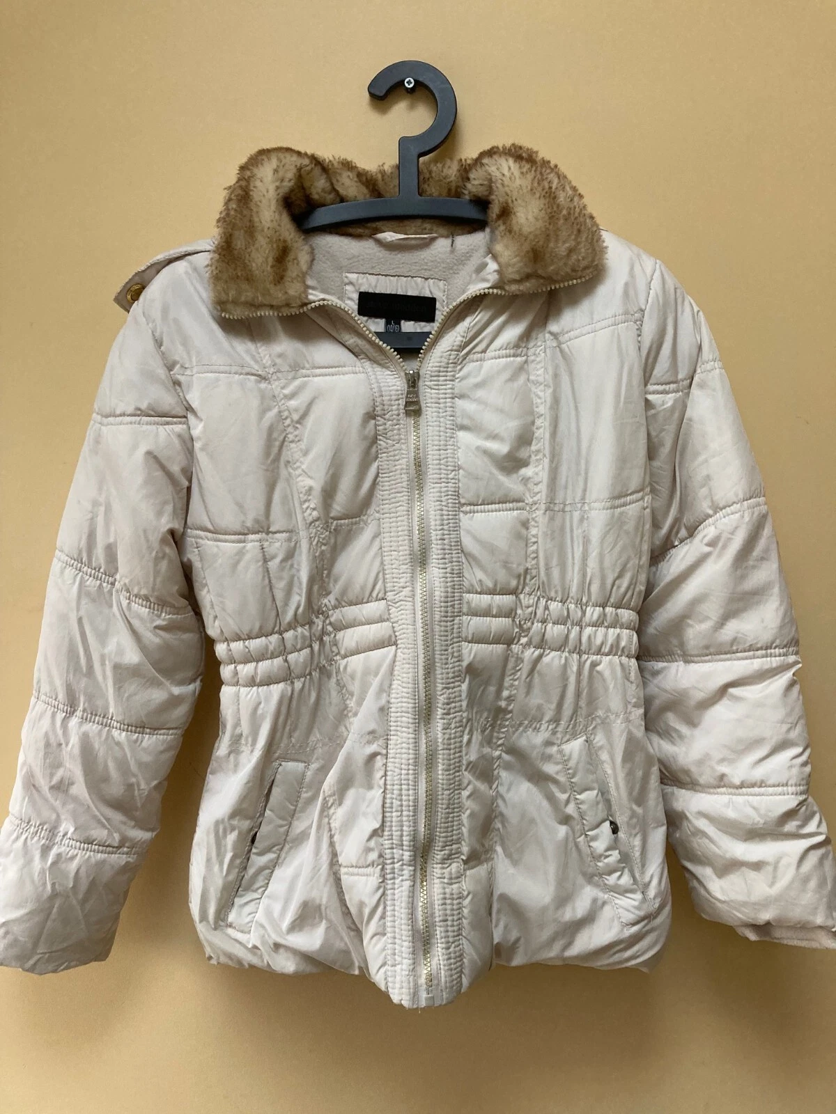 OFF WHITE Cappotto stile Steve Madden Puffer taglia L (14 16) fodera e cappuccio in pelliccia sintetica bianco sporco.