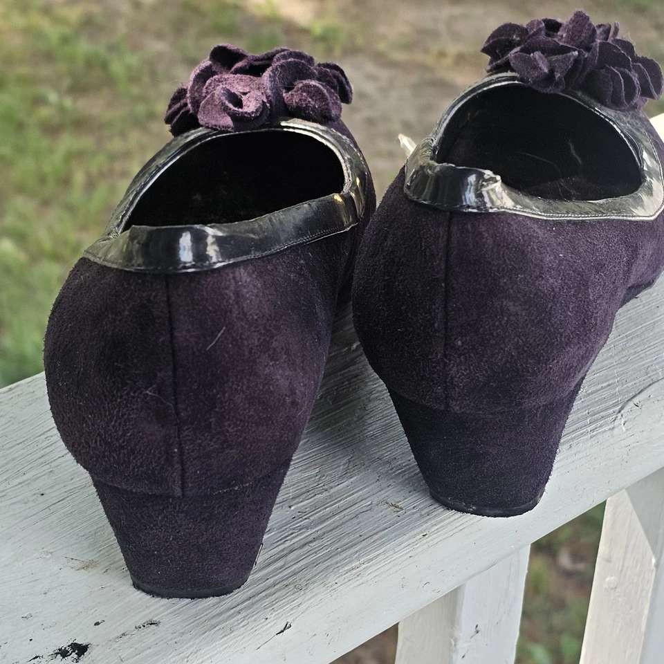 Tacones de tacón de cuña de gamuza púrpura de cuero Bandolino para mujer talla 10 con flores Foto 4 de 4