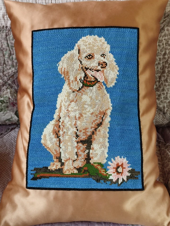 ANCIEN COUSSIN TAPISSERIE CHIEN CANICHE SUR TISSU SATINÉ 53 X 37 CM - Photo 2/4