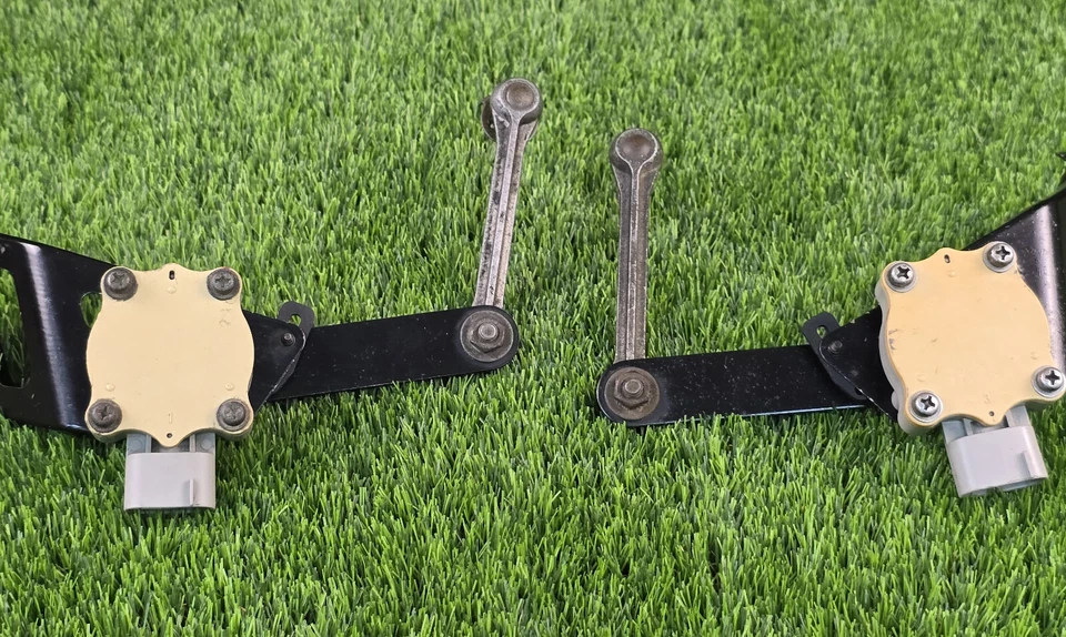 Par de sensores de control de altura trasera izquierda y derecha OEM usados Lexus LS430 2001-2006 Foto 4 de 4