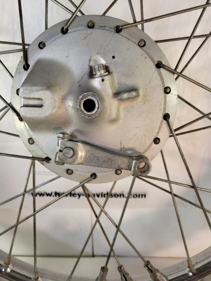 Harley Baja MSR-100 1970 competición carreras rueda delantera freno llanta Aermacchi Foto 3 de 4