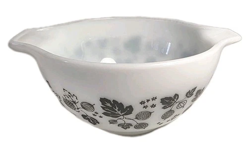 Pyrex Gooseberry Cinderella Bowl 1 1/2 pt. #441 Black & White