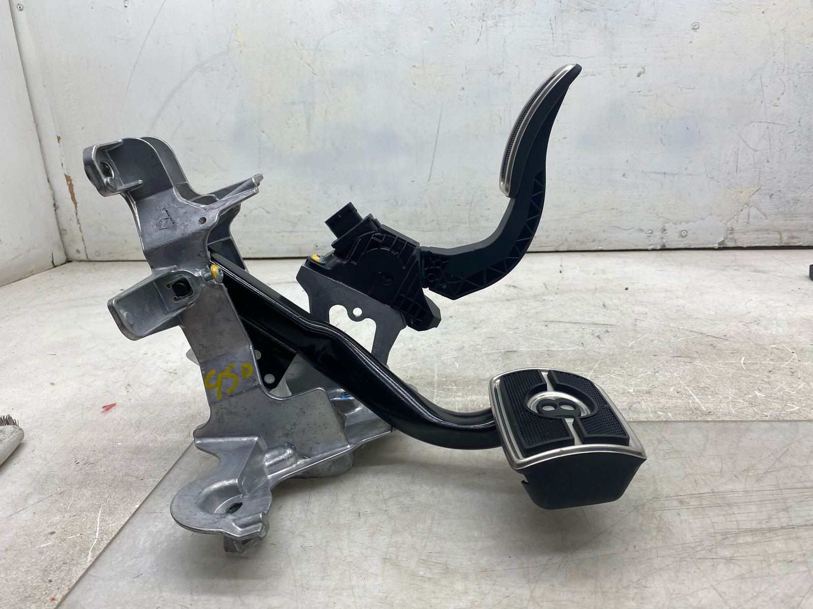 2016-2020 BENTLEY BENTAYGA OEM GAS PEDAL TRAVEL SENSOR & BRAKE PEDAL W/ BRACKET