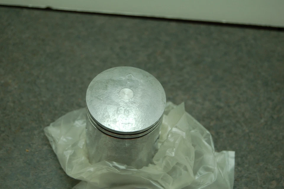 NUEVO DE LOTE ORIGINAL Suzuki 12110-48100-100 PISTÓN 1.0 OVERSIZE TS100ER TS100C OEM Foto 3 de 4