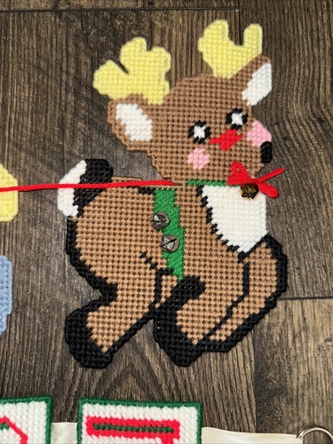 Vintage Handmade Plastic Canvas Yarn Art Santa Reindeer Christmas Decor - Picture 7 of 8