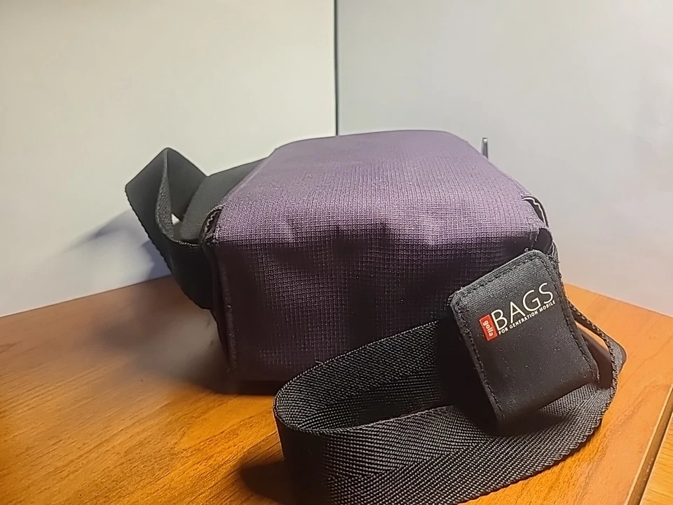 Bolso púrpura para cámara Golla Lifestyle con cierre magnético Foto 3 de 4