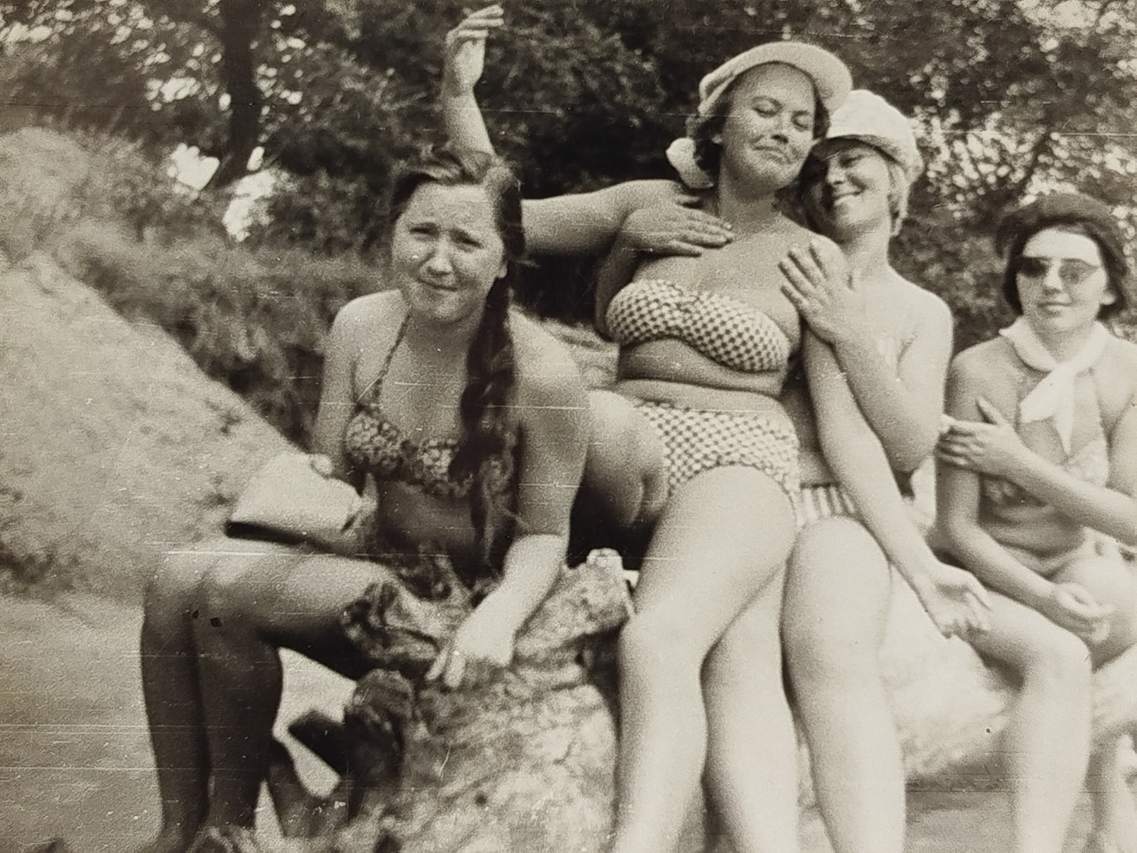 Vintage Photo - Beautiful Women - Swimsuits - Beach Scene #20