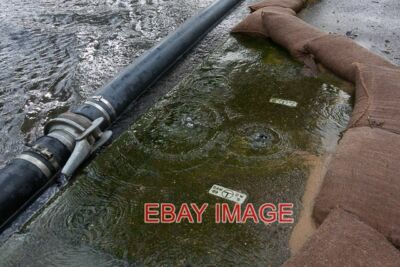FOTO WASSER SPRUDELT DURCH BT SCHACHTABDECKUNG POSITION IST MÖGLICHERWEISE NICHT GENAU DA
