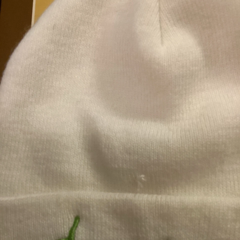 Gorro con puños piel de gallina blanco con bordado verde Foto 3 de 4