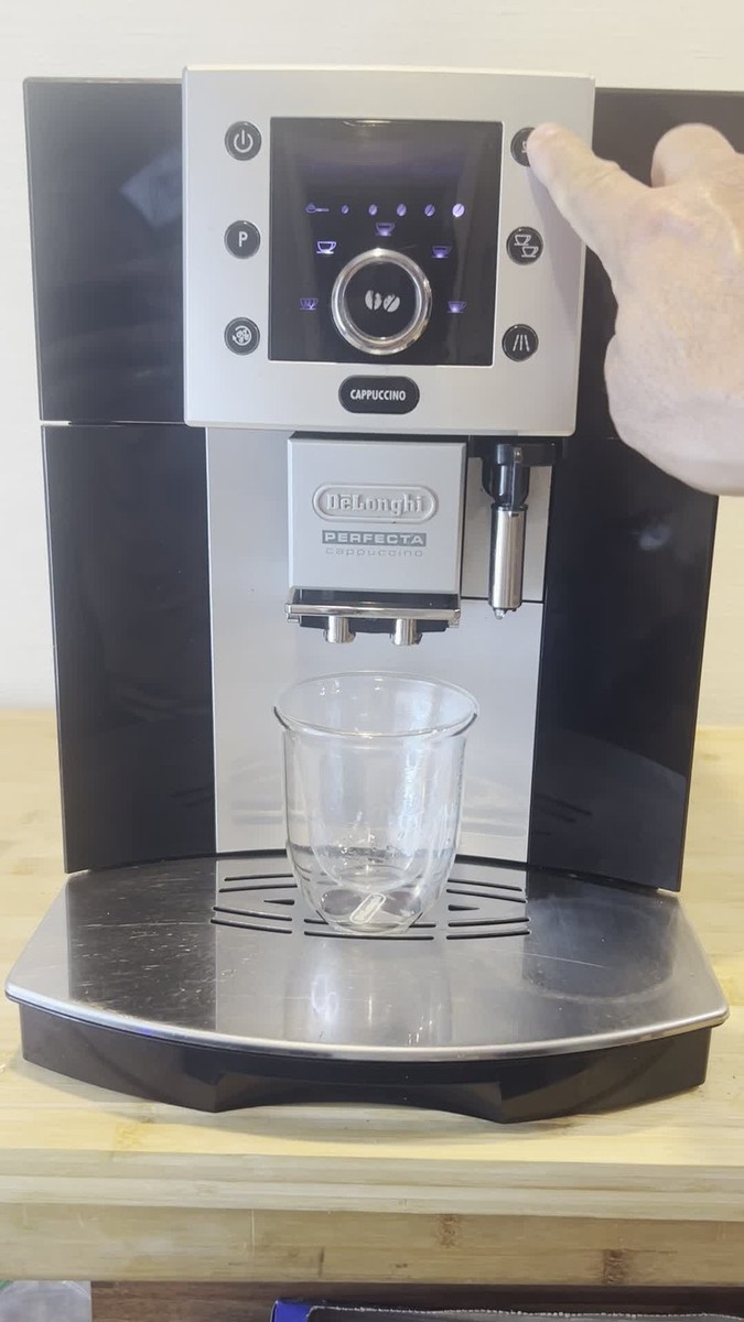 コーヒーメーカー・エスプレッソマシン DeLonghi PERFECTA Cappuccino ESAM5500MH DeLonghi Perfecta Super Automatic Espresso Cappuccino Machine
