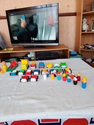 LOT FISHER PRICE VINTAGE LITTLE PEOPLE ( 18 VÉHICULES+ 19 PERSONNAGES). - Photo 1/4