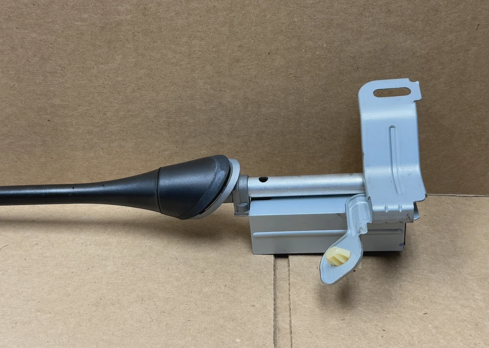 Mástil y módulo de antena satelital Mazda MX-5 Miata 2016-2025 PO41 OEM Foto 3 de 4