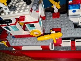 LEGO CITY #7207 Fire Boat APPEARS COMPLETE w MiniFigures + Worn Manual Good Used