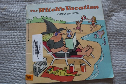 2 Norman Bridwell paperback books the Witch's Vacation & Monster Holidays - Picture 5 of 10