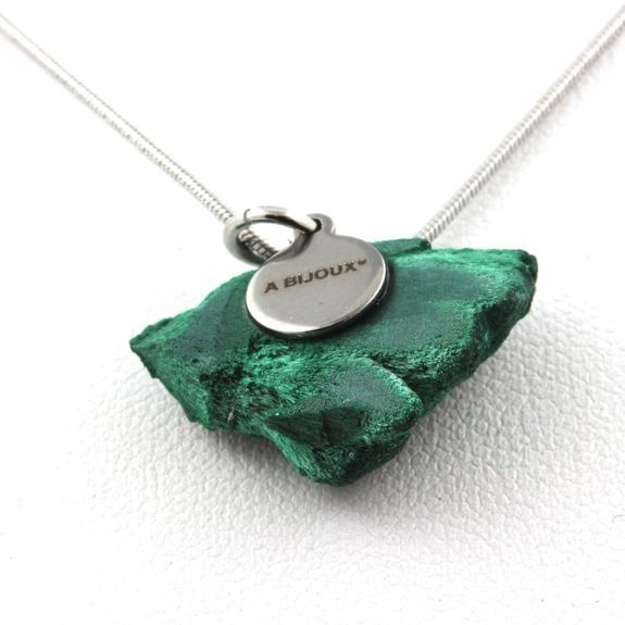 Collier en malachite brute du Congo de 20.68 ct avec cordon noir ajustable