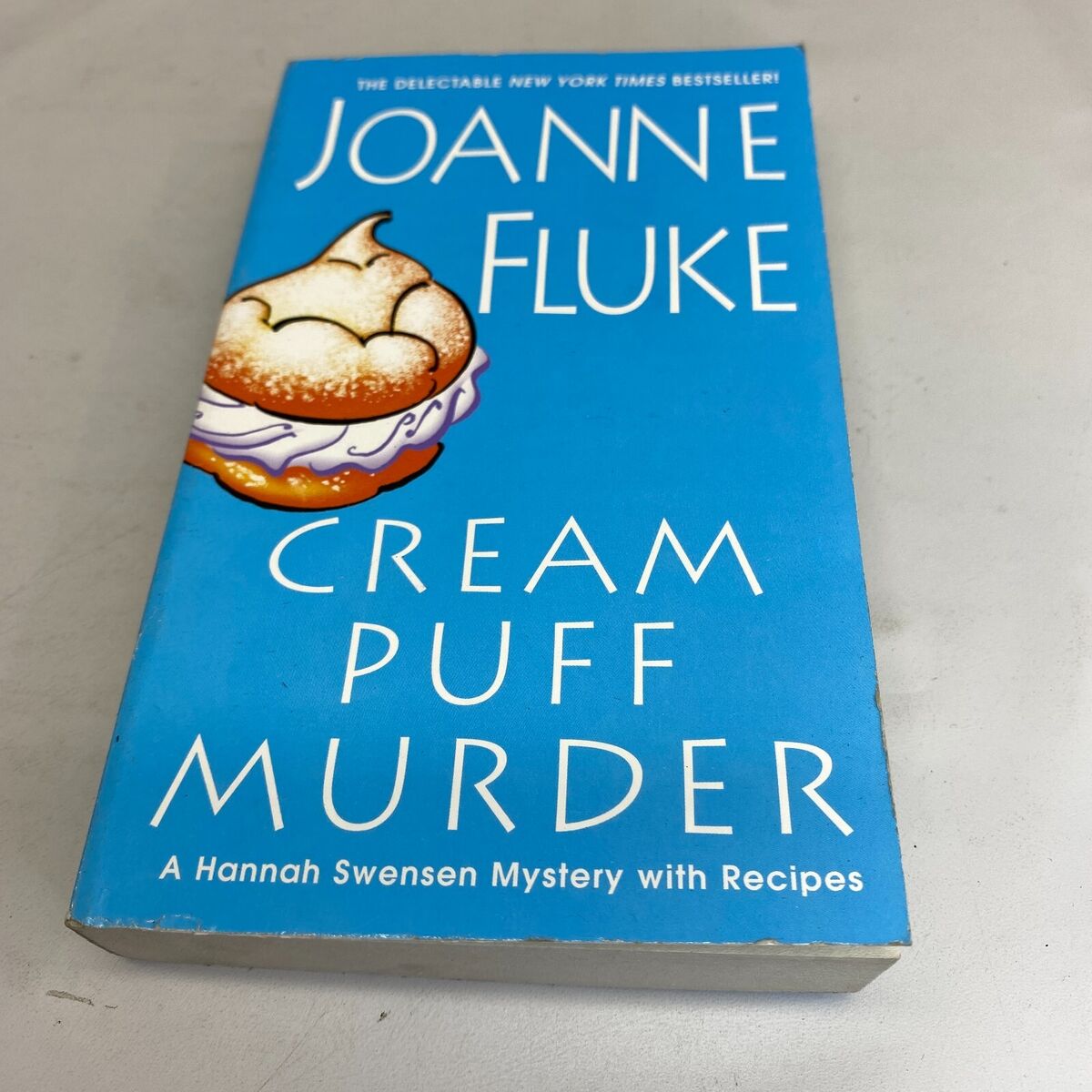  Cream Puff Murder (A Hannah Swensen Mystery): 9780758210234:  Fluke, Joanne: Books