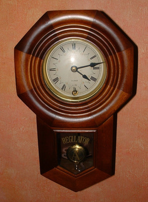 Wanduhr mit Pemdel , BEACON / Regulator A  / 31-Tage