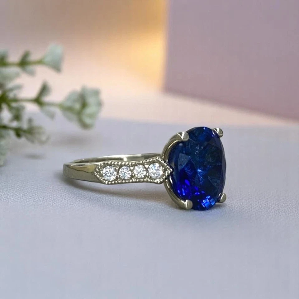 Alianza de diamantes de zafiro natural talla esmeralda de 5,80 quilates de oro blanco de 14 quilates talla 7,8 Foto 3 de 4