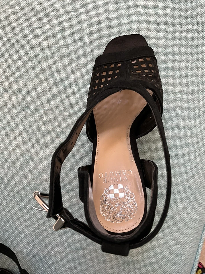 Sandalias negras Vince Camuto de gamuza con punta abierta para mujer talla 7 Foto 4 de 4