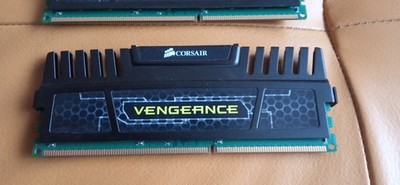 16 GB DDR3 RAM (Corsair Vengeance)