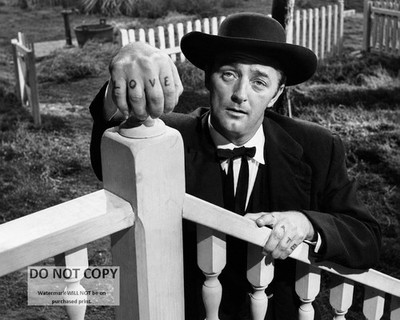 ROBERT MITCHUM IN ''THE NIGHT OF THE HUNTER'' - 8X10 PUBLICITY PHOTO (OP-375)