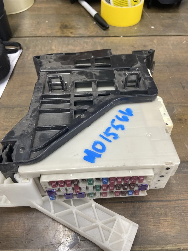 Lexus HS250H 2010 caja de fusibles de red multiplex 8922175020 OEM Foto 2 de 3