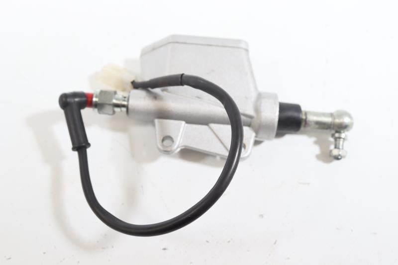 Maitre-cylindre arriere Peugeot NK7 50 reparez la pedale molle de frein