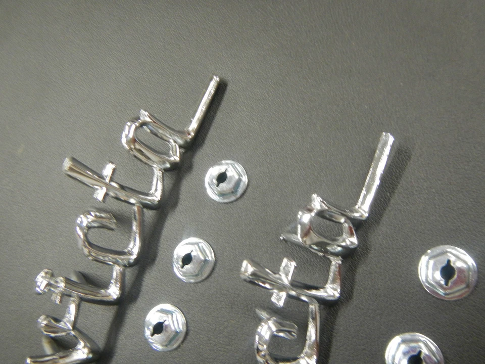 Buick Invicta 1959 guardabarros delantero emblema par de insignias (2) 59 insignias de guiones Foto 4 de 4