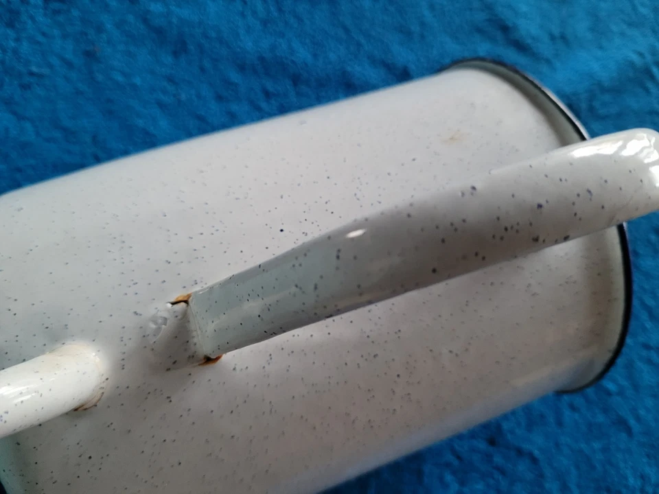 VINTAGE IDEE DECO POT A LAVEMENT 2 LITRE EN METAL EMAILLE BLANC MOUCHETE GRIS - Photo 2/4