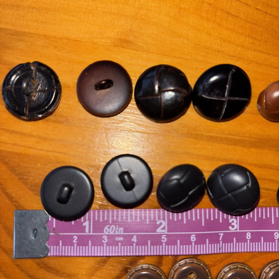 Vintage Lot 32Buttons With Designs Various Colors  From Estate - Image 4 of 4