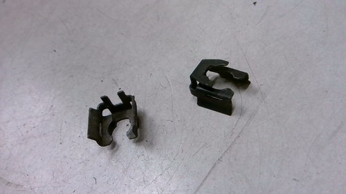 2X Klammer Feder Halter Einspritzventil BMW 316i Bj 2000 E46 2681076